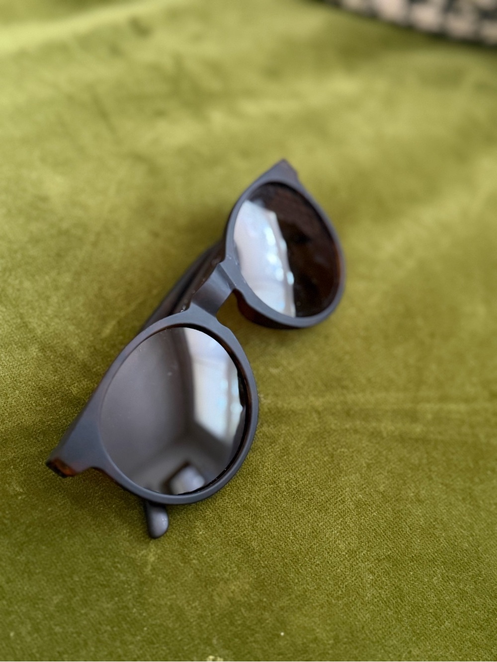 Women’s Matte Black Round Sunglasses – Classic Everyday Style